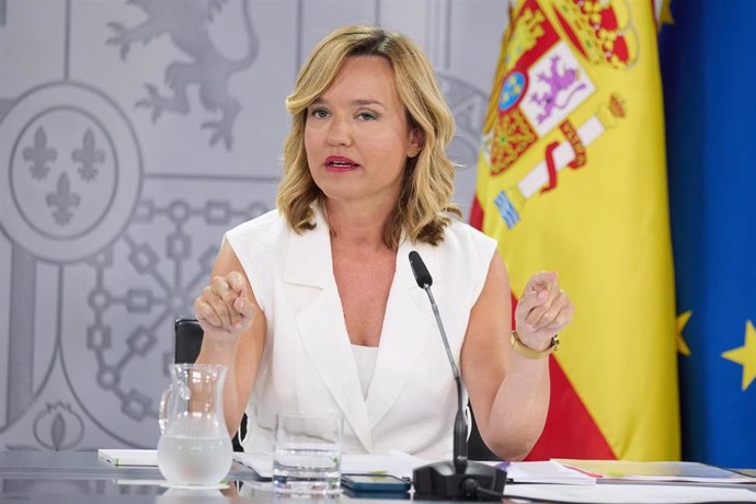 La ministra Portavoz, Pilar Alegría (d), durante una rueda de prensa posterior a la reunión del Consejo de Ministros, en el Palacio de La Moncloa, a 27 de agosto de 2024, en Madrid (España). 