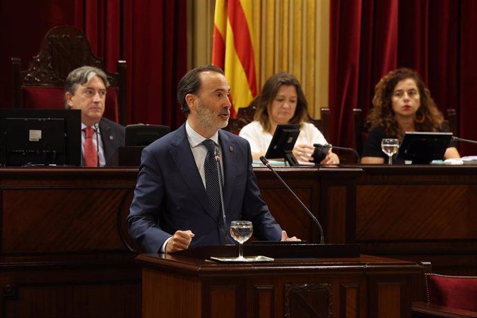 El presidente del Parlament, Gabriel Le Senne, interviniendo desde el atril.