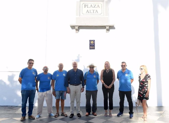 El alcalde de Algeciras, José Ignacio Landaluce, junto a otros representantes municipales y de la Asociación Gaditana Jacobea 'Vía Augusta', en la inauguración del azulejo que señala el kilómetro cero del Camino hacia Santiago.