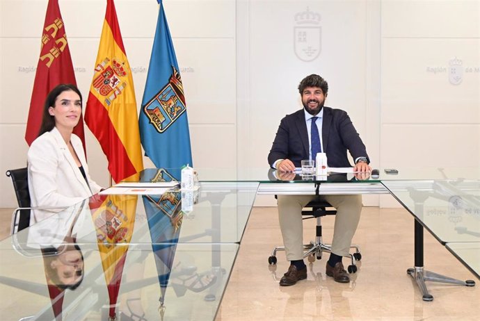 El presidente de la Comunidad, Fernando López Miras, reunido en el Palacio de San Esteban con la alcaldesa de Alhama de Murcia, María Cánovas