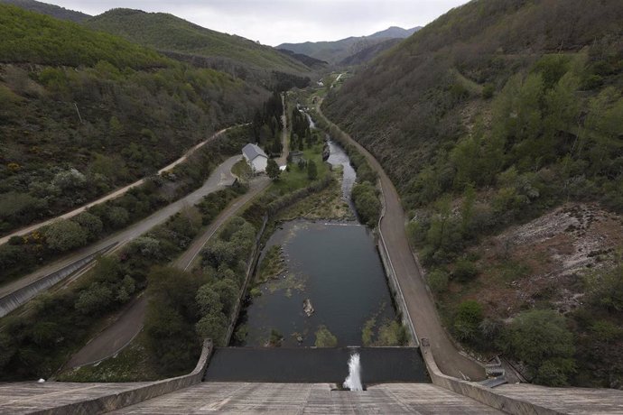 Archivo - Vista del embalse del río Porma, a 28 de abril de 2023, en León, Castilla y León (España). L