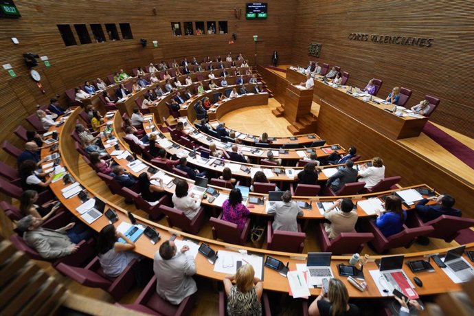 Archivo - Una sesión plenaria en Les Corts Valencianes