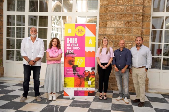 El diputado provincial Francisco Javier Vidal Pérez (1i); y la alcaldesa de Olvera, Remedios Palma, en presentación del Festival de las Naciones que se celebra en Olvera los días 11 y 12 de octubre. A 03 de septiembre de 2024, en Cádiz. 