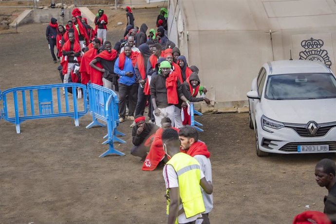 Varios migrantes esperan para ser trasladados al puerto de La Estaca, en el Hierro