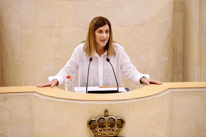 Archivo - La presidenta de Cantabria, María José Sáenz de Buruaga, en el Parlamento