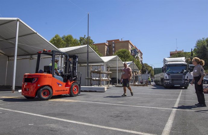 Trabajos de acondicionamiento en el recinto de La Orden para las Fiestas de la Cinta de Huelva.