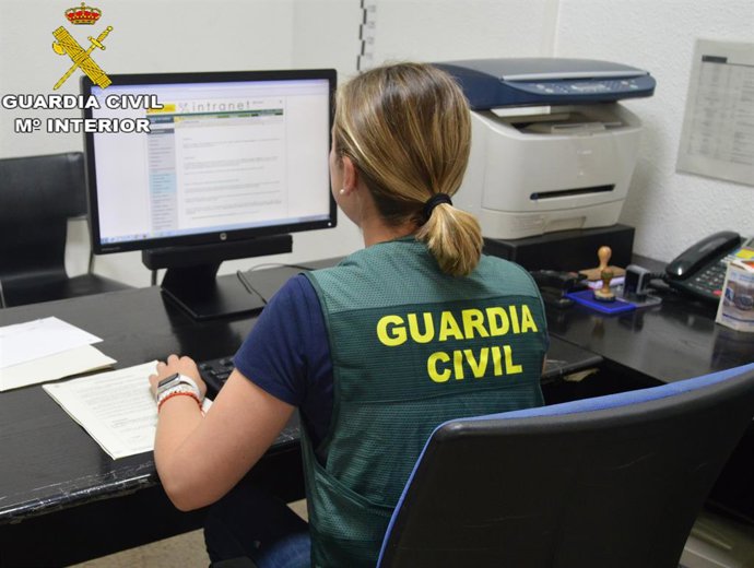 Archivo - Arxiu- Una agent de la Gurdia Civil amb un ordinador