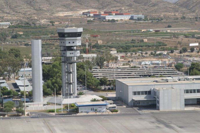 Archivo - Imagen de torre de control aeroportuaria