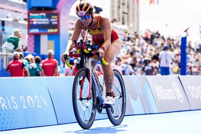 Marta Francés durante el triatlón de la categoría PTS4 de los Juegos Paralímpicos de París