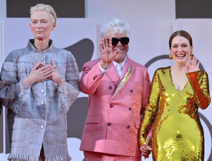 Tilda Swinton , Pedro Almodovar y Julianne Moore presentan La habitación de al lado en el Festival de Venecia