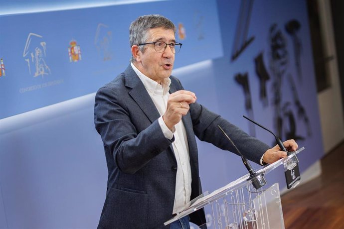 El portavoz del PSOE en el Congreso, Patxi López, durante una rueda de prensa posterior a la Junta de Portavoces, en el Congreso de los Diputados, a 3 de septiembre de 2024, en Madrid (España).