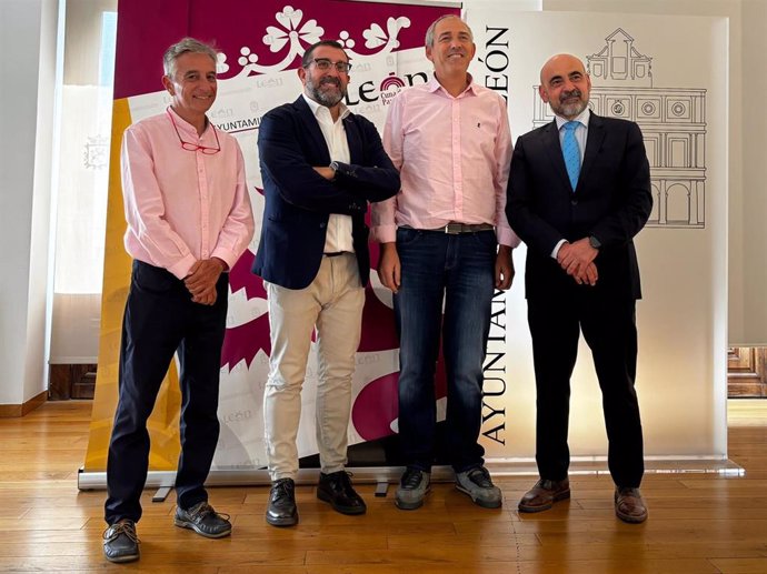 "El Concejal De Movilidad Del Ayuntamiento De León, Vicente Canuria (Tercero Por La Izquierda), Junto A Representantes De Entidades Colaboradoras En La Semana De La Movilidad"