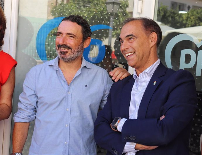 El secretario genral del PP de Málaga, Juan Ramón Carmona, junto al alcalde de Benalmádena, Juan Antonio Lara.