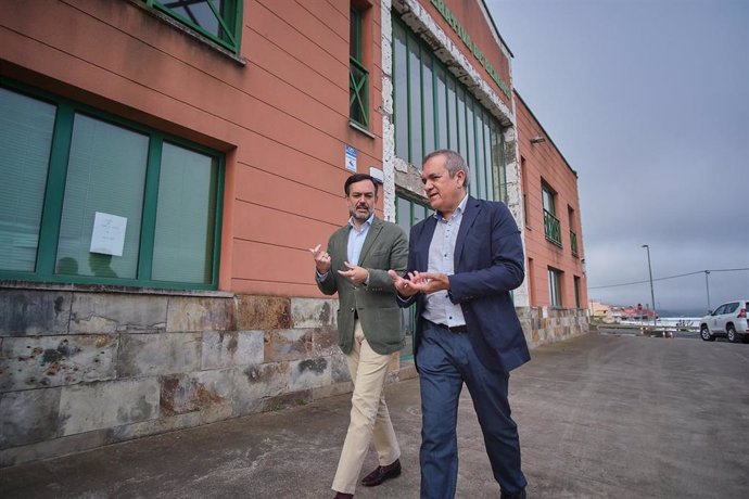 Archivo - El vicepresidente del Cabildo de Tenerife, Lope Afonso, y el consejero de Sector Primario, Valentín González, en una visita a las naves de Benijos