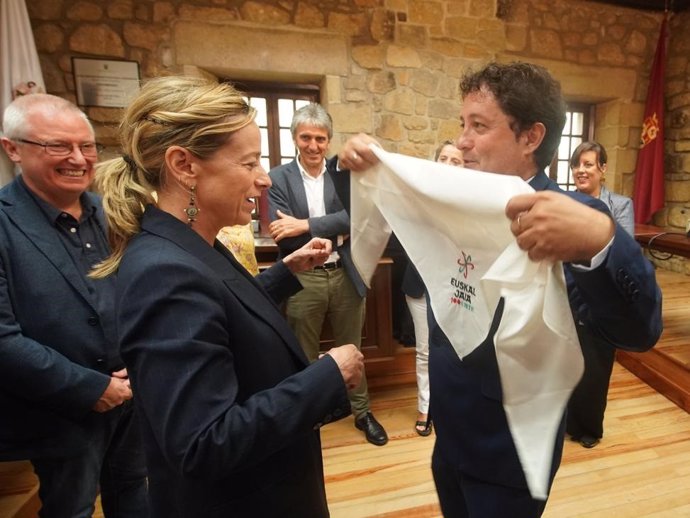 La diputada general de Gipuzkoa, Eider Mendoza, y el alcalde de Zarautz, Xabier Txurruka