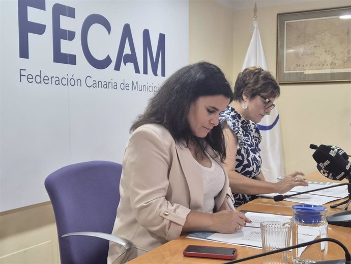 La presidenta de la Fecam, Mari Brito, y la consejera de Bienestar Social del Gobierno de Canarias, Candelaria Delgado, en la firma del 'Plan Corresponsables'