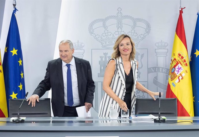 EL ministro de Industria y turismo, Jordi Hereu, y la ministra de Educación, Formación Profesional y Deportes y portavoz del Gobierno, Pilar Alegría, durante una rueda de prensa posterior al Consejo de Ministros, en el Palacio de La Moncloa, a 3 de septie