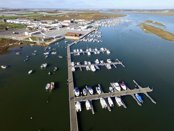 Archivo - Puerto de El Terrón, en Lepe (Huelva).