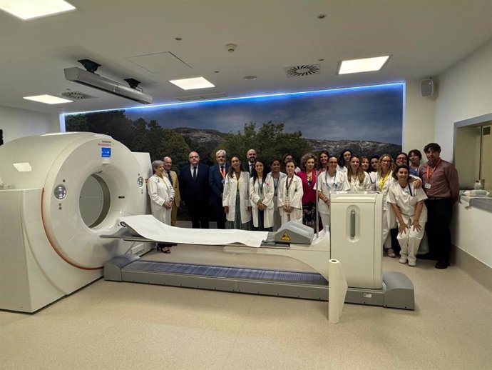 El consejero de Sanidad de la Junta de Castilla y León, Alejandro Vázquez, ha visitado el servicio de Medicina Nuclear del Complejo Asistencial Universitario de Salamanca