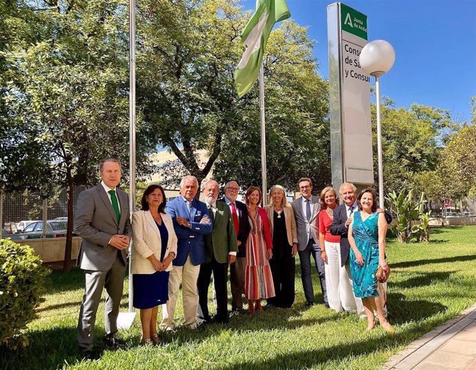 Foto de familia de la consejera de Salud y Consumo, Rocío Hernández, con los presidentes de los colegios médicos de Andalucía.