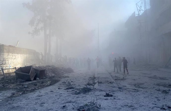 Palestinos inspeccionan una escuela que acogía a desplazados tras un bombardeo del Ejército de Israel contra la ciudad de Gaza, en el norte de la Franja de Gaza (archivo)