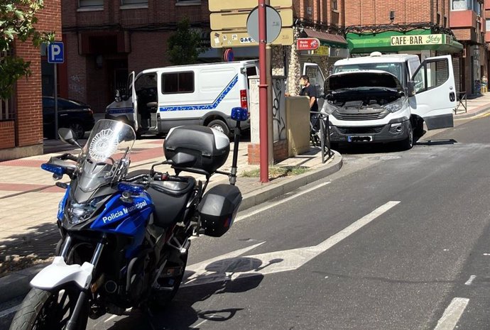 Incendio de un vehículo en Arco de Ladrillo en Valladolid