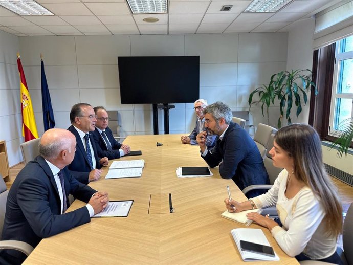 El alcalde, José Julián Gregorio, se reúne con al director general de Carreteras, Juan Pedro Fernández.