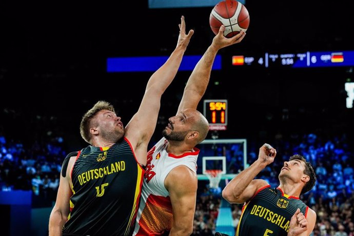 Alejandro Zarzuela intenta una canasta en el España-Alemania de cuartos de final de los Juegos Paralímpicos de París