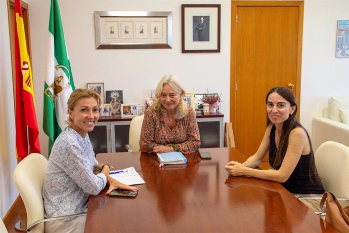 La delegada territorial de Cultura, Tania Barcelona, La delegada del Gobierno de la Junta de Andalucía en la provincia de Cádiz, Mercedes Colombo, y la nueva directora del Museo de Cádiz, Laura Esparragosa.