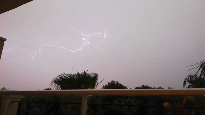 Archivo - Un rayo, capturado desde una terraza durante una tormenta en Cala Millor, Mallorca.