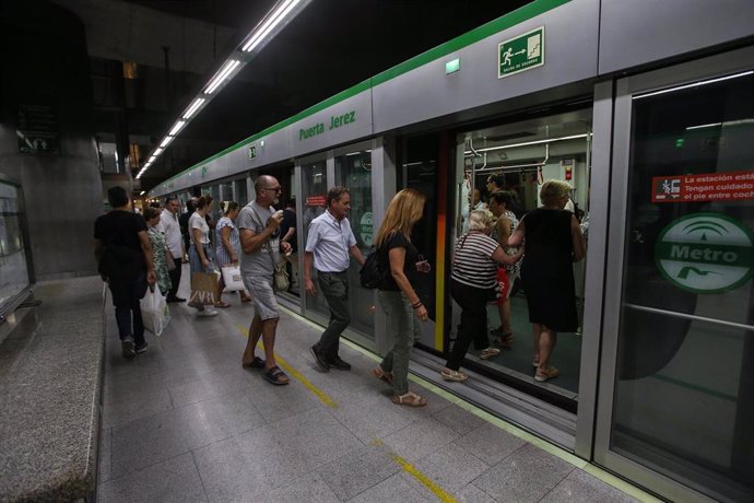 Archivo - Viajeros en el metro de Sevilla