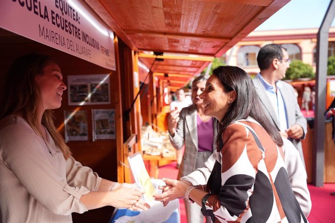 La diputada del Área de Cohesión Social e Igualdad, en la pasada edición de Feria de Mujeres Empresarias, en el Patio de la Diputación.