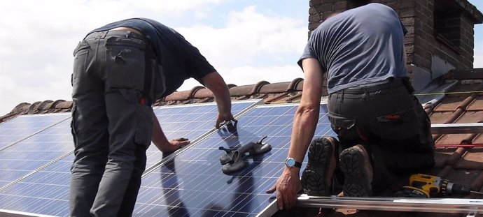 Operarios instalando placas solares.