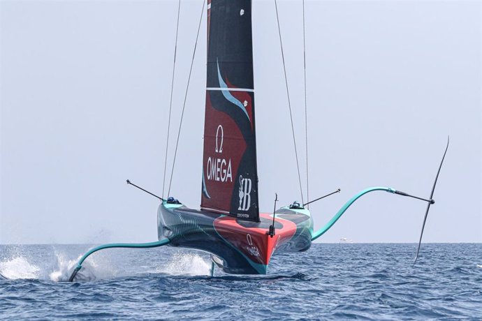 El Emirates Team New Zealand en la regata previa de la 37 America's Cup de 2024 en Barcelona.