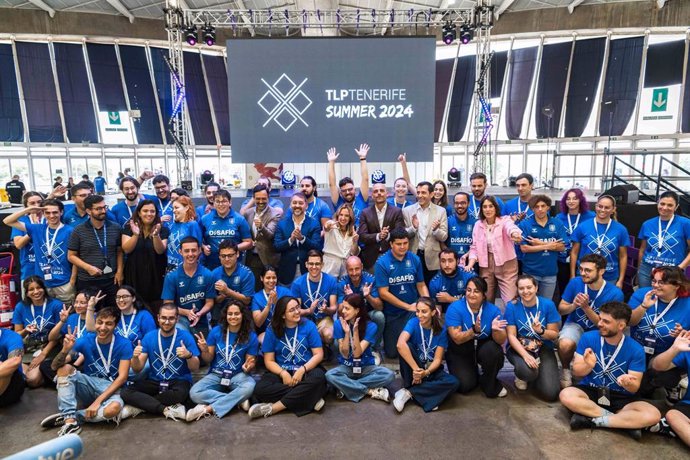 La presidenta del Cabildo de Tenerife, Rosa Dávila (en el centro), junto a los trabajadores de TLP Tenerife