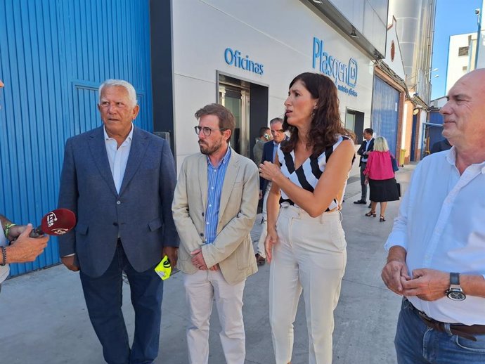 El subdelegado del Gobierno, en el centro, durante la visita a la empresa astigitana Plasgen.