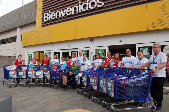 Entrega de materiales recogidos en La Vuelta al Cole Solidaria.