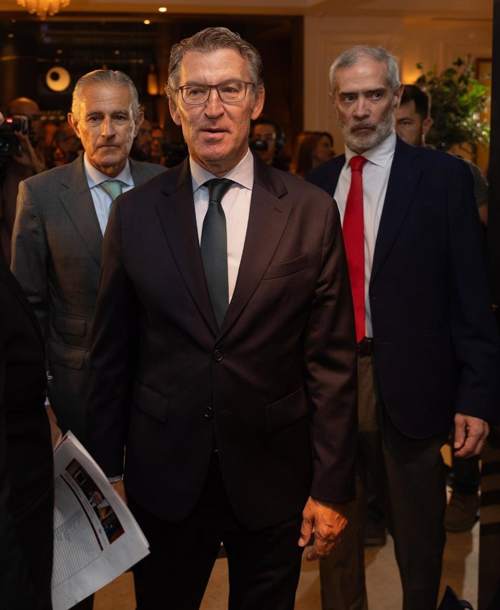 (I-D) El presidente de Europa Press, Asís Martín de Cabiedes; el presidente del PP, Alberto Núñez Feijóo y el director de Europa Press, Javier García Vila, llegan a un Desayuno Informativo de Europa Press, en el Hotel Roosewood Villa Magna, a 3 de septi