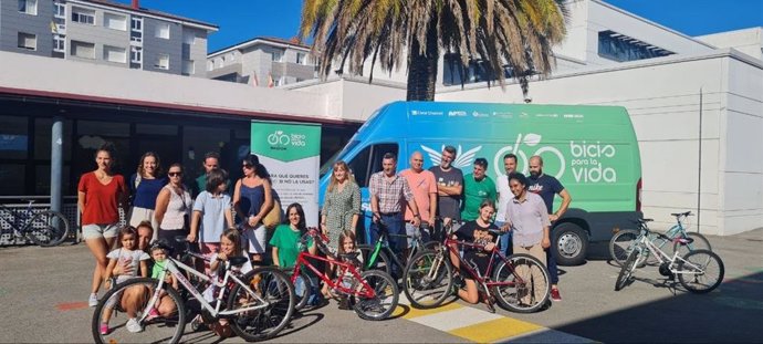 Entrega de bicicletas por el proyecto 'Bicis para la Vida' en Gijón.