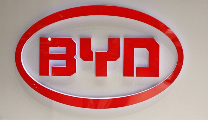 Archivo -  FILED - 05 March 2008, Switzerland, Geneva: The logo of the Chinese car manufacturer BYD is pictured at the Geneva Motor Show. Photo: Uli Deck/dpa