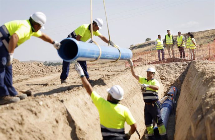 El consejero de Medio Ambiente, Agricultura e Interior de la Comunidad de Madrid, Carlos Novillo, ha visitado hoy las obras de regadio en la Poveda.