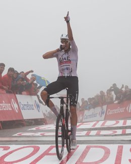 El ciclista español Marc Soler (UAE Team Emirates) ha ganado este martes la decimosexta etapa de La Vuelta 24, disputada entre Luanco y los Lagos de Covadonga sobre 181,5 kilómetros, en un gran ascenso desde la fuga al histórico puerto asturiano