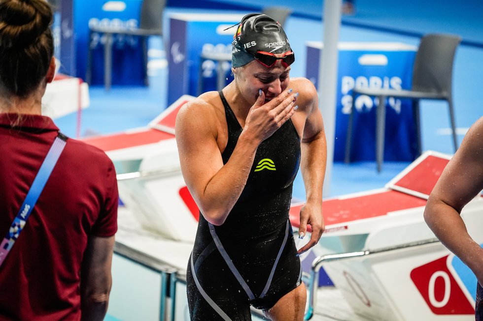 Nuria Marqus emocionada tras ganar la plata en los 100 espalda S9 de Paris 2024