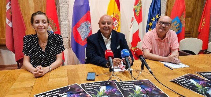 El concejal de Turismo, Deportes y Fiestas, Carlos López, presenta las actividades junto al coordinador del concierto, José María Muñoz, Quirós, y la soprano María Crespo.