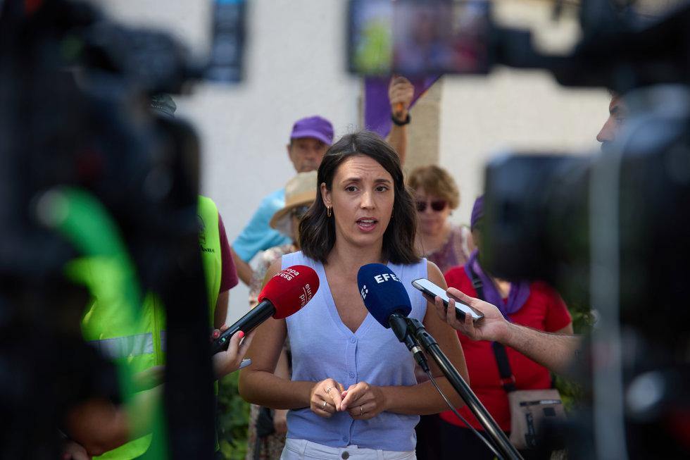 La secretaria política de Podemos y eurodiputada, Irene Montero, atiende a medios a su llegada a la visita de los trabajos de búsqueda de una fosa común de la Guerra Civil, en el Cementerio municipal de Fuencarral, a 19 de agosto de 2024, en Madrid 