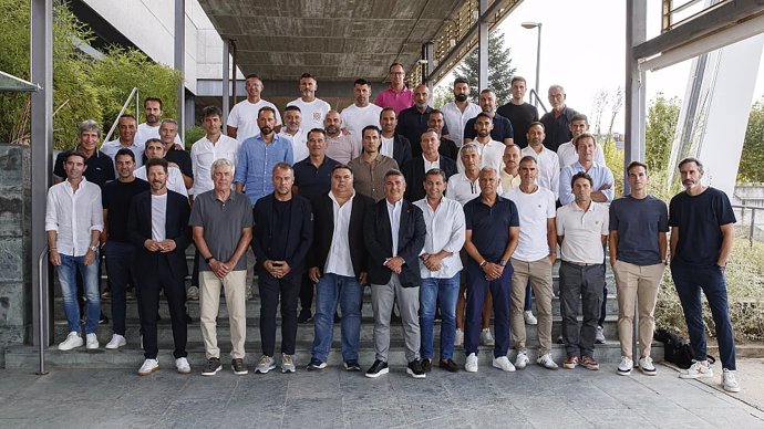 Los entrenadores de Primera y Segunda División posan en la Ciudad del Fútbol de Las Rozas tras una reunión.