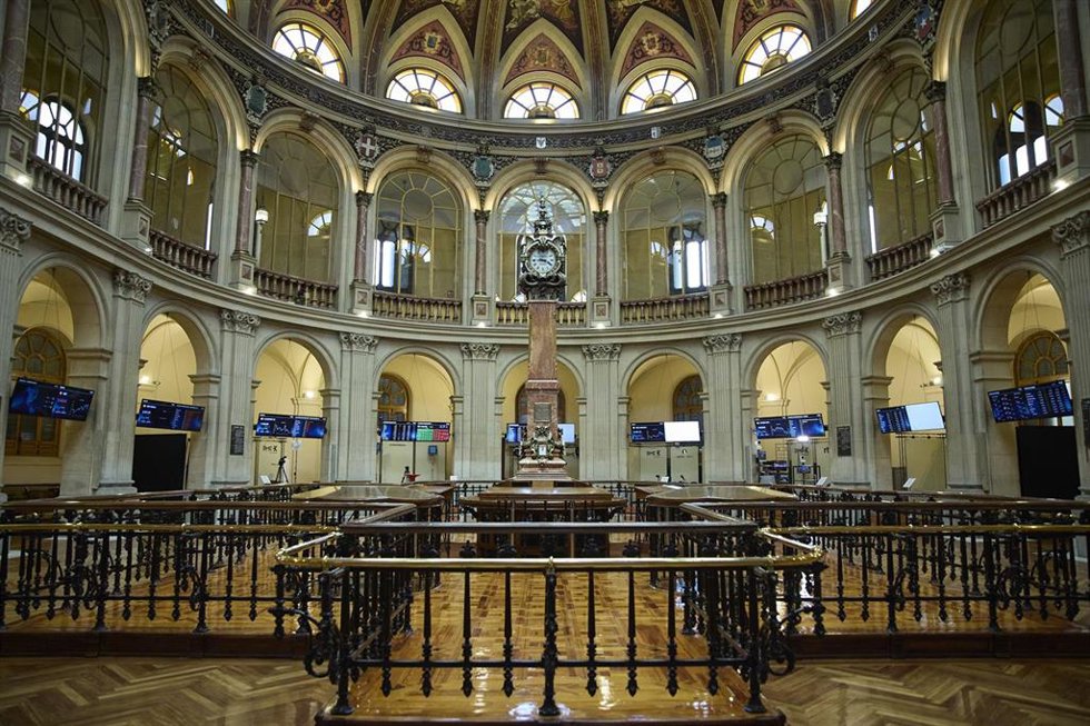 Paneles del IBEX 35 en el Palacio de la Bolsa de Madrid, a 2 de septiembre de 2024, en Madrid (España).