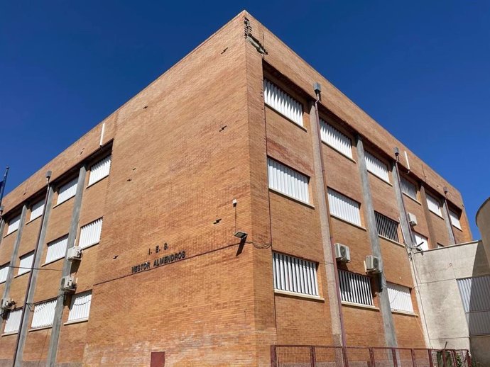 Imagen de recurso de la fachada del IES Néstor Almendros de Tomares.