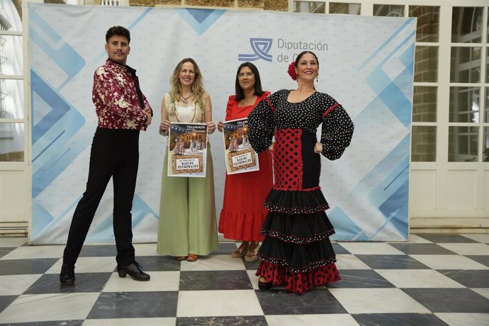 La vicepresidenta de la Fundación Provincial de Cultura, Vanesa Beltrán (2i), y la delegada Municipal de Cultura y Turismo, María Martín Olmo (2d), durante la presentación de la cuadragésima edición del Certamen de Bailes Regionales de Villamartín. 