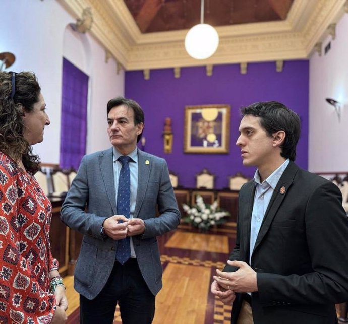 Agustín González y Luis García, junto a la delegada territorial de Empleo, Ana Mata.